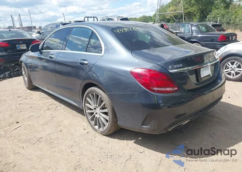 2016 Mercedes-Benz C 300 4Matic/Luxury 4Matic/Sport 4Matic z USA, uszkodzony, nr VIN 55SWF4KB3GU104717